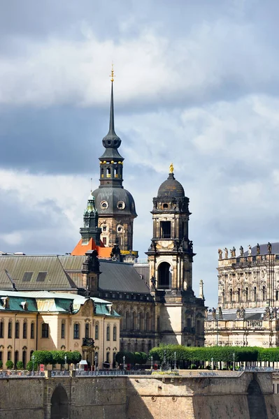 Дрезден Германия Башни Хофкирхе Резиденцшлосс Драматическим Небом — стоковое фото