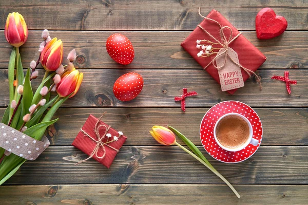 Bovenaanzicht Van Houten Tafel Met Lentedecoraties Koffiebeker Ingepakte Geschenken Bloemen — Stockfoto