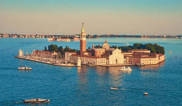 St. Mark 's Campanile' in Venedik, İtalya 'da San Giorgio Maggiore kilisesi ile birlikte gün batımında gördüğü kuş bakışı manzara. Panoramik resim.