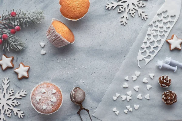 Ovanifrån Bordet Med Socker Beströdda Muffins Fondant Isbildning Och Christmas — Stockfoto