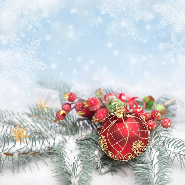 tarafsız kış arka plan, metin alanı üzerinde kırmızı yılbaşı süsleri 