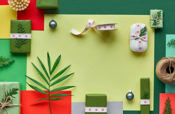 环保零废品包装为圣诞节或新年礼物 没有塑料 创意平面布局 零浪费圣诞礼物理念的顶视图 彩色几何纸张背景 复制空间 — 图库照片