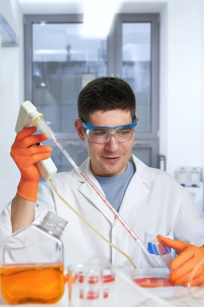 Ung Energisk Manlig Forskare Som Arbetar Med Odlade Celler Laboratorium — Stockfoto