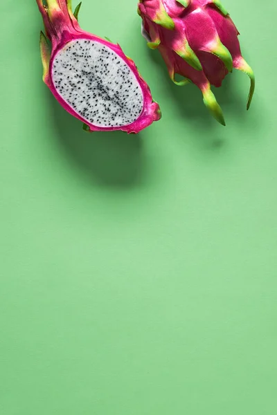 Dragonfruit Orgánico Fresco Pitaya Pitahaya Cortado Por Mitad Sobre Fondo — Foto de Stock