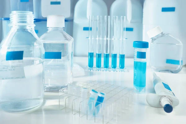 Fond Scientifique Bleu Blanc Échantillons Liquides Dans Des Tubes Verre — Photo