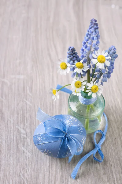  Üzüm sümbülü ahşap arka plan, papatya çiçekleri ve Paskalya yumurtası, botunuz için alan