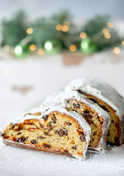 Noel, köknar dalları ve ıvır zıvırlarla dolu beyaz şenlik arka planında çalınmış. Geleneksel Alman tatlısı Noel kutlaması için.