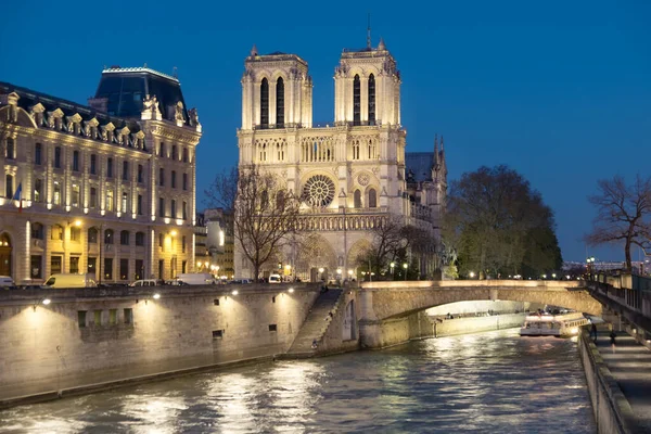 Romantyczny Paryż Oświetlona Sekwana Katedra Notre Dame Nocy Panoramiczny Obraz — Zdjęcie stockowe