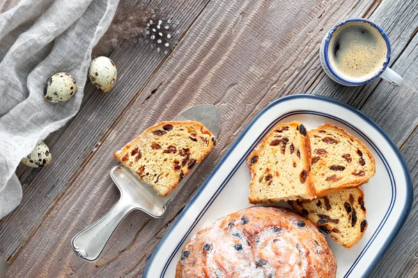 Paskalya Ekmeği (Almanca Osterbrot). Taze yapraklı ve bıldırcın yumurtalı geleneksel meyveli ekmeğin en üst görüntüsü. Paskalya kutlaması için geleneksel Alman tatlısı..