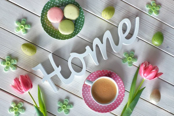 春季咖啡背景 这个词是用木头 粉红郁金香 浓缩咖啡 金银花和春天装饰制成的 — 图库照片
