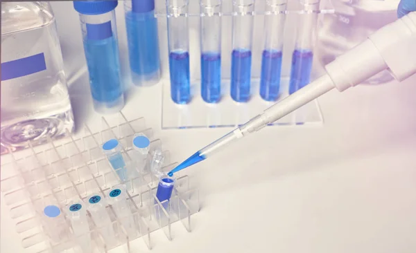 파란색과 흰색의 과학적 파이펫액체 텍스트 이미지는 톤입니다 — 스톡 사진
