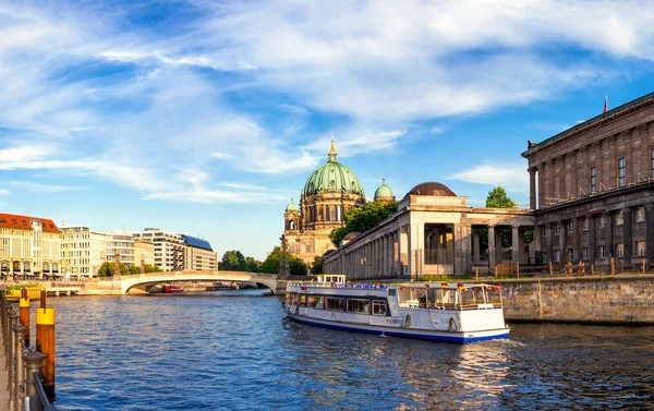 Barco Pasajeros Río Spree Hacia Catedral Berlín Esta Imagen Está — Foto de Stock