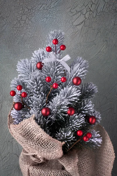 Kleine Kerstboom Zak Versierd Met Rode Kerstballen Bessen Neutrale Textuur — Stockfoto