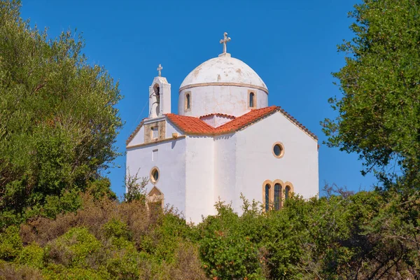 希腊克里特岛被白洗的传统东正教教堂 在绿地中 — 图库照片