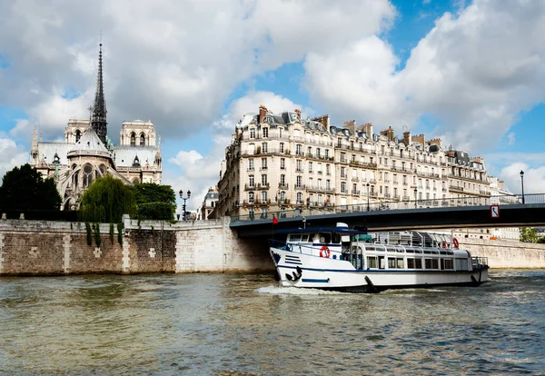 Paris, yolcu teknesi nehirde gider Ile de la cite geçen notre dam