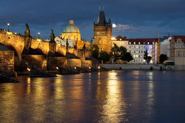 Karlsbron Återspeglas Floden Moldau Natten Prag — Stockfoto