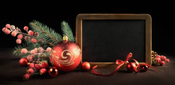 黒を背景にクリスマスの装飾に囲まれたテキストスペースを持つBlackboard バナーやウェブデザインのためのパノラマフレーミング トーン画像 黒で隔離された上部と拡張することができます — ストック写真