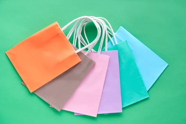 Sortierte Papiertüten Verschiedenen Pastellfarben Flache Lage Auf Grünem Papierhintergrund — Stockfoto