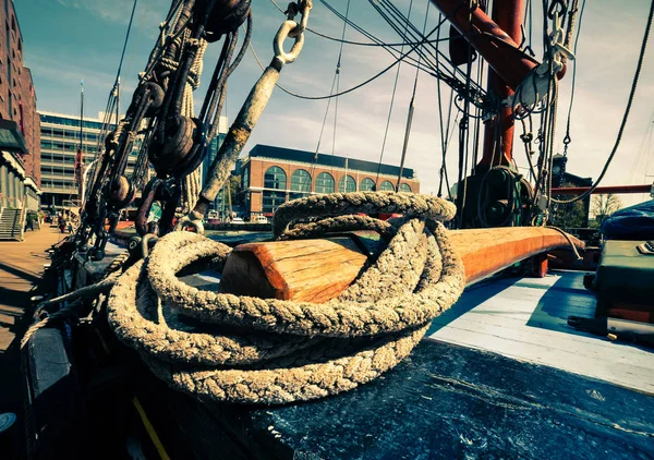 Getöntes Bild Von Takelage Und Einem Ausleger Auf Einem Segelboot — Stockfoto