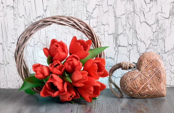 白い割れた背景に木製の花輪 赤いチューリップと木製の心を持つ春の装飾 — ストック写真