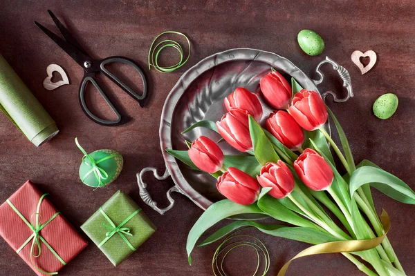 Pohled Shora Jarní Dekorace Zabalené Dárky Vrbové Tulipánové Květiny Dřevěná — Stock fotografie