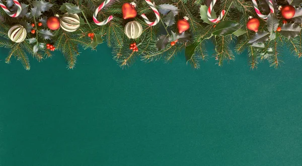 Apartamento Natal Criativo Colocar Papel Verde Com Decorações Vermelhas Abundância — Fotografia de Stock