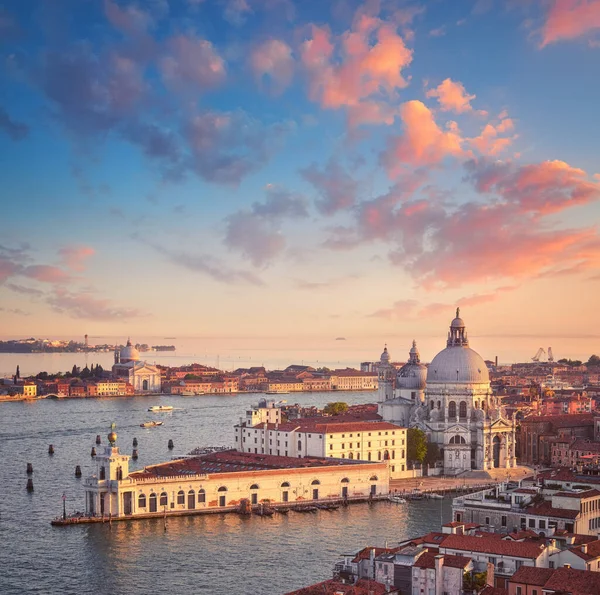 Gün batımında Campanile di San Marco 'dan Venedik göl Bazilikası' nın panoramik hava manzarası Santa Maria della Salute. Bu resim tonlandırılmış