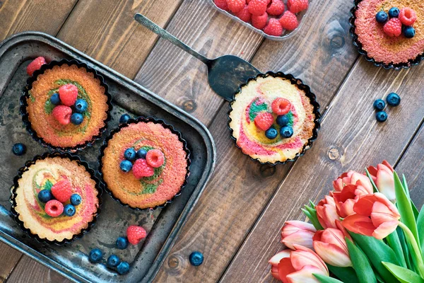 Flat Lay Small Parrotot Cakes Decorated Raspberry Blueberry Dark Wooden — Stock Photo, Image