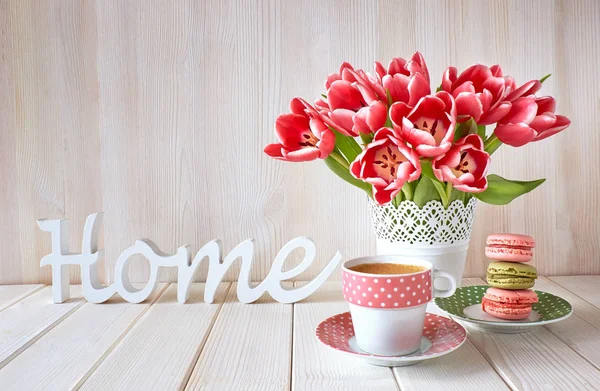 Tavaszi Kávé Háttér Home Szó Fából Rózsaszín Tulipánból Eszpresszóból Macaronból — Stock Fotó