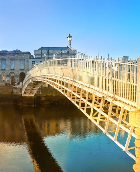 Dublin Yarım Penilik Köprünün Panoramik Görüntüsü Mavi Gökyüzünün Altındaki Yarım — Stok fotoğraf