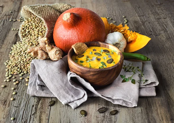 Baharatlı balkabağı ve mercimek kremalı çorba kekik yaprakları, kabak çekirdekleri ve kızarmış ekmek ile servis edilir.. 