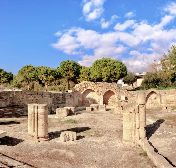 Kıbrıs 'ın Paphos kentindeki Ayia Kyriaki veya Panagia Chrysopolitissa Bazilikası' ndaki antik kalıntılar, panoramik görüntü