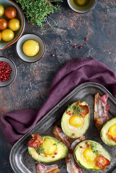 Gebakken Avocado Met Spek Een Metalen Bakplaat Plat Gelegd Met — Stockfoto