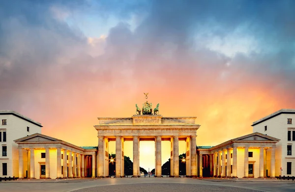 Brandenburg Kapısı (Brandenburger Tor), Almanya 'nın başkenti Berlin' de günbatımında, panoramik görüntü