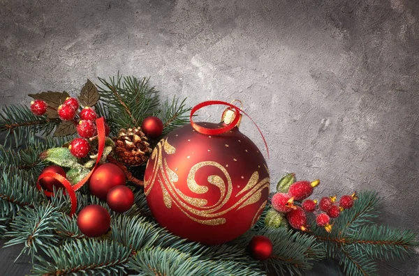 Εορταστικό Φόντο Κλαδιά Χριστουγεννιάτικου Δέντρου Διακοσμημένα Κόκκινα Μπιχλιμπίδια Ribon Και — Φωτογραφία Αρχείου