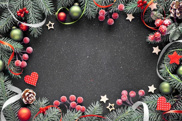 Noel çerçevesinde köknar dalları, kırmızı ve yeşil biblolar, yıldızlar, kalpler, böğürtlenler ve kurdeleler. Metnin için alanı olan en üstteki görünüm