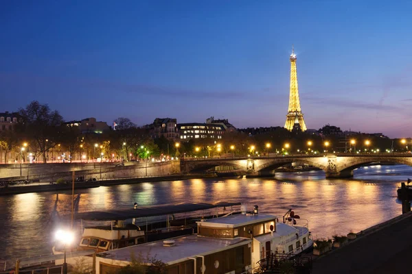 2016年4月19日 パリのエッフェル塔に向かって川を見下ろすエッフェル塔は 高さ324メートルです 記念碑は1889年に建てられ シーン川の夜景 — ストック写真