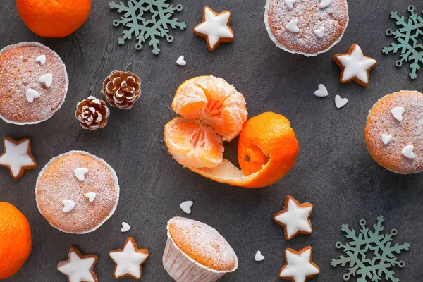Horní Pohled Stůl Satsumy Cukrem Posypané Muffiny Vánoční Hvězdy Sušenky — Stock fotografie