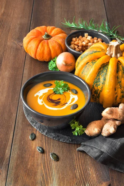 Sopa Calabaza Picante Con Jengibre Cebolla Servido Tazón Negro Con — Foto de Stock