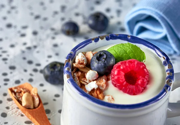 Iogurte Com Muesli Framboesa Mirtilo Nozes Sobremesa Saudável Com Mais — Fotografia de Stock