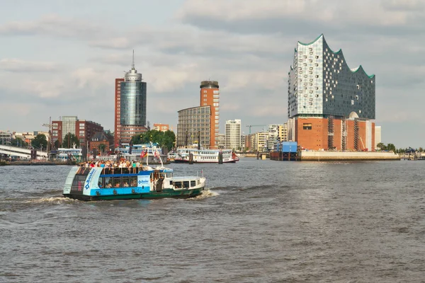 Hanburg, Almanya - 12 Ağustos 2015: Elbe Nehri 'nden Hamburg' un Hafen şehrinde bir konser salonu olan Elbphilharmonie 'ye doğru giden bir tekne turistlerle dolu.