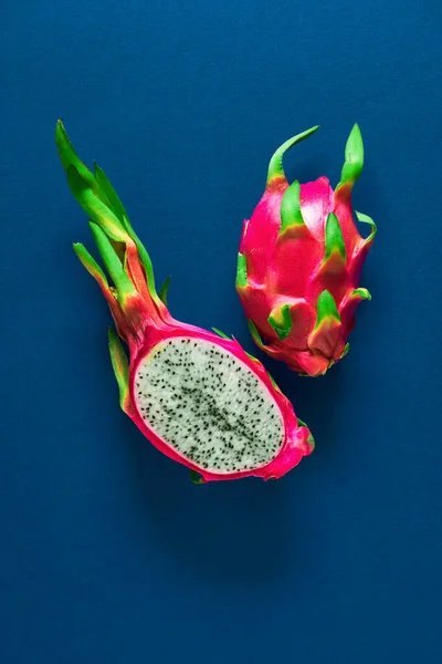 Tuoreet Orgaaniset Dragonfruit Pitaya Tai Pitahaya Trendikäs Klassinen Sininen Paperi — kuvapankkivalokuva