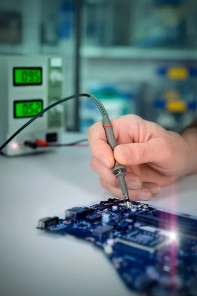 Elektronischer Hintergrund Nahaufnahme Auf Den Händen Der Tech Fixierung Motherboard — Stockfoto