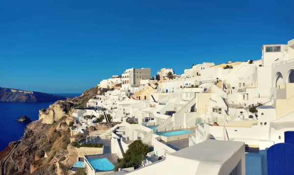 Mooie Santorini Griekenland Traditionele Windmolen Appartementen Oia Dorp Een Zonnige — Stockfoto