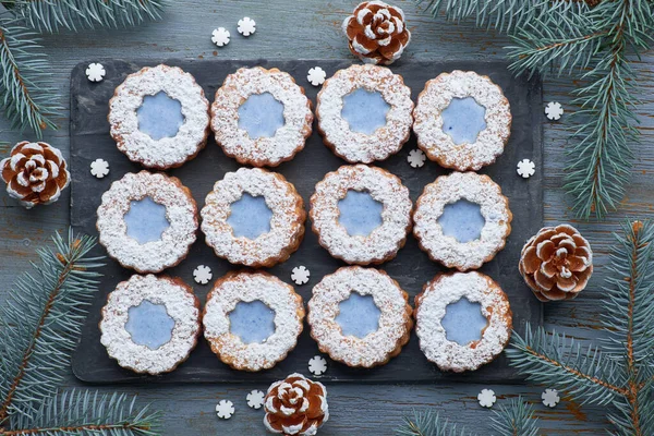 Top Kilátás Virág Linzer Cookie Kék Üvegezés Rusztikus Téli Háttér — Stock Fotó