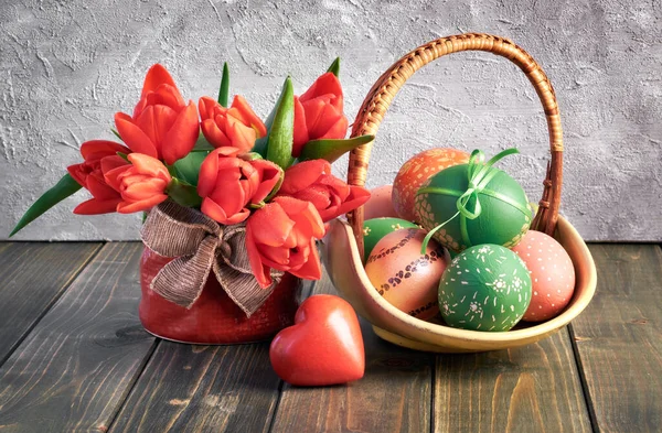 Composição Páscoa Com Tulipas Vermelhas Coração Madeira Uma Cesta Ovos — Fotografia de Stock