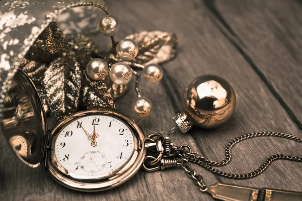 Beş ila on iki yaş arası eski bir cep saati. Mutlu yıllar 2015!