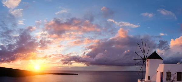 Väderkvarn Byn Oia Santorini Grekland Vid Solnedgången Panoramabild — Stockfoto