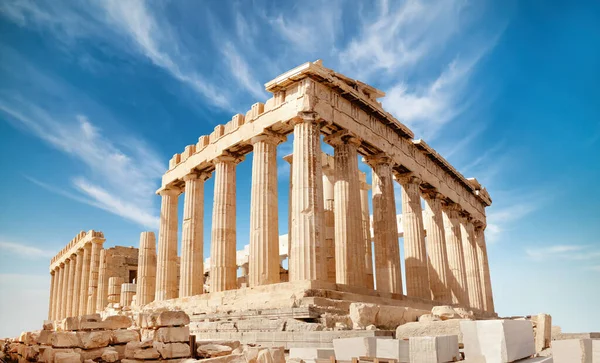 Parthenon tapınağı aydınlık bir günde. Atina, Yunanistan 'da Akropol, aydınlık bir günde