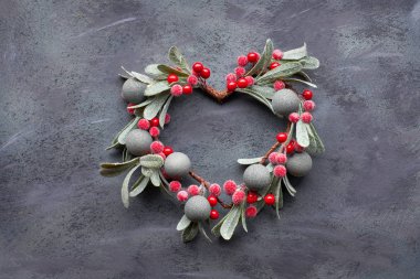 Noel düz uzanmış ökseotu çelengi ile karanlıkta 